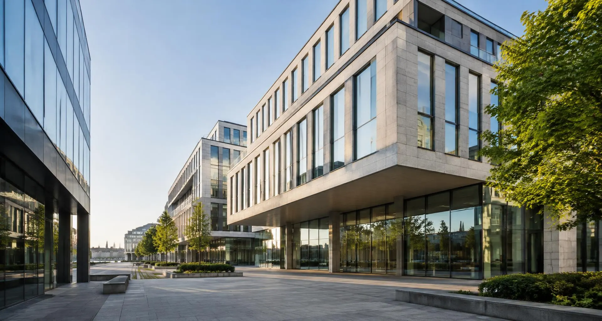 Modern kontorsbyggnad med glasfasad i Stockholm
